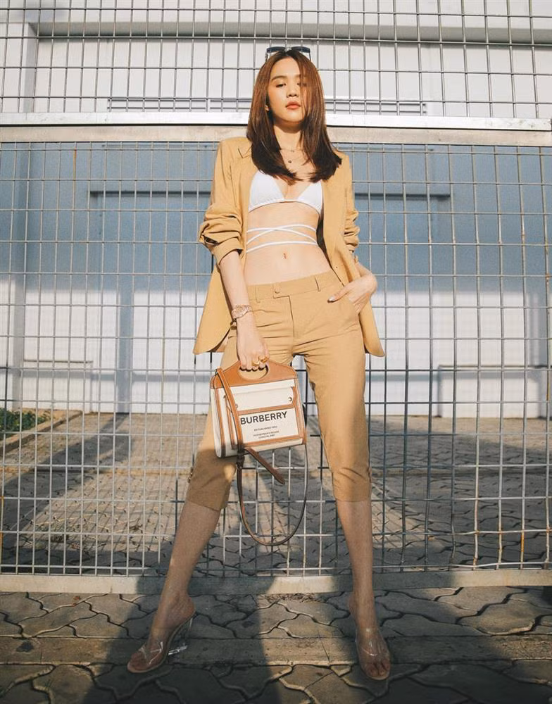 Tuy nhiên, với vóc dáng mảnh mai, người mẫu Ngọc Trinh vẫn hợp nhất với các style phô diễn đường cong thay vì lùng bùng, nuốt dáng.