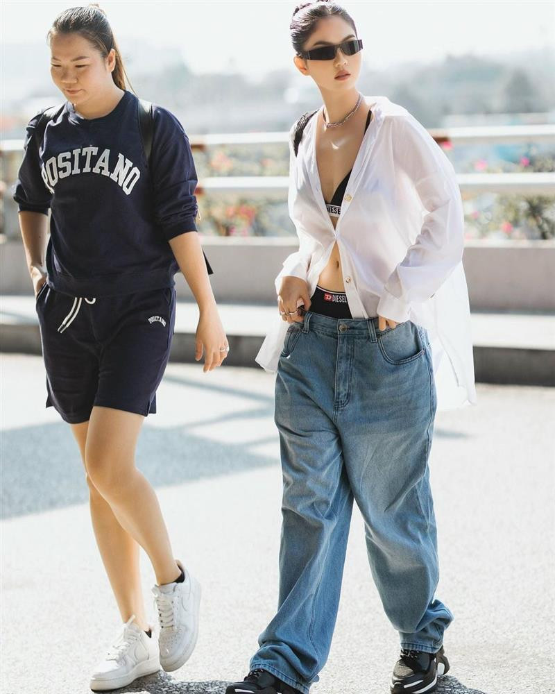 rong chuyến công tác mới nhất, cô nàng mặc sơ mi và quần thụng năng động với sneaker để lộ nội y đen bên trong.