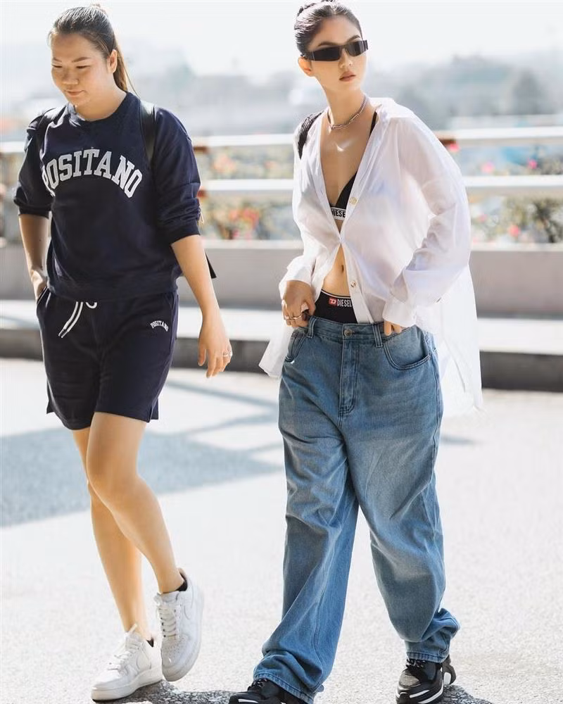 Trong chuyến công tác mới nhất, cô nàng mặc sơ mi và quần thụng năng động với sneaker để lộ nội y đen bên trong.