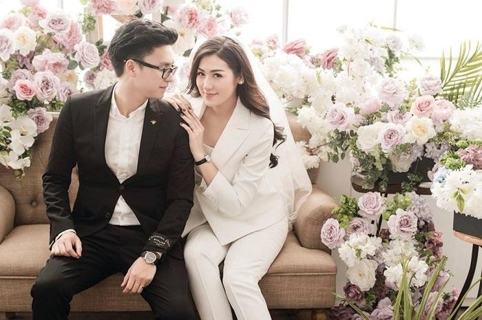 hậu Dương Tú Anh cũng từng gây chú ý khi mặc bộ vest thanh lịch, trên tóc cài khăn voan trắng.