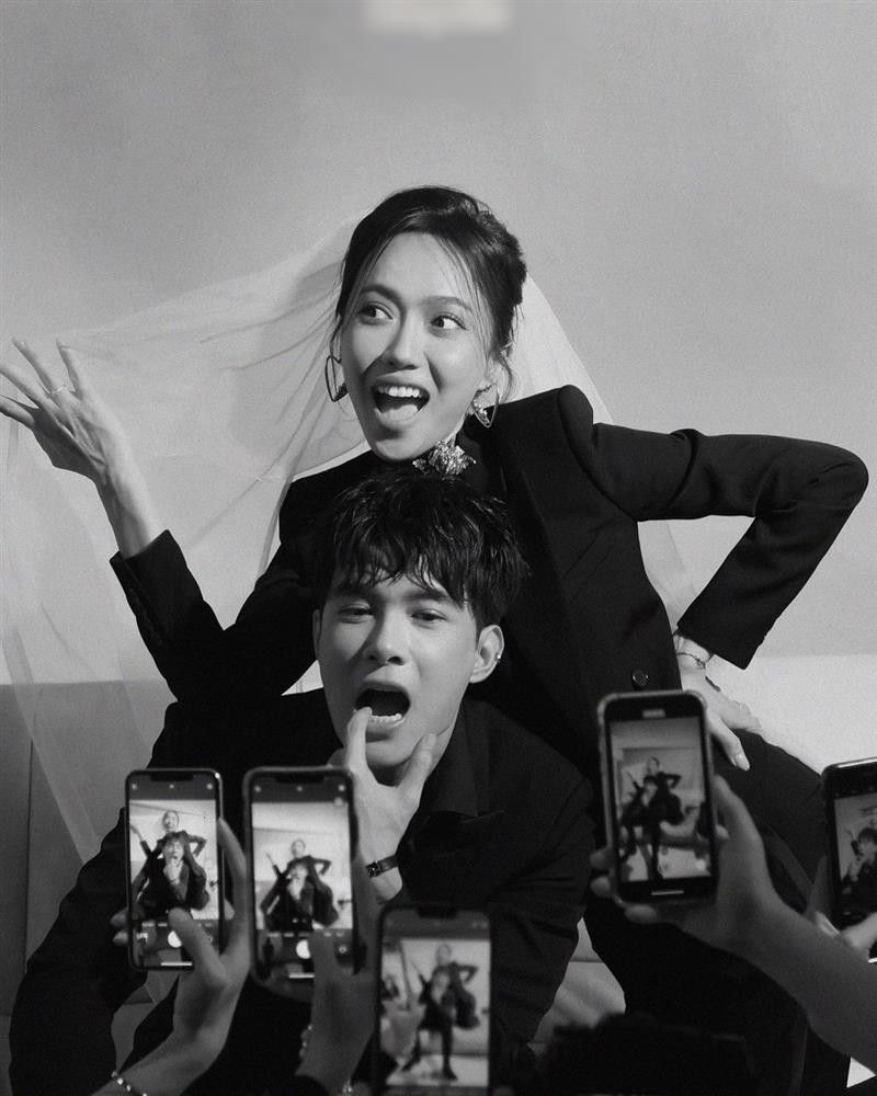 ân mạng vô cùng tò mò về gia đình của Anh Tú bởi nam diễn viên vốn là một người khá kín tiếng. Trước Diệu Nhi cũng có khá nhiều mỹ nhân showbiz Việt chọn suit để chụp ảnh cưới như Đàm Thu Trang, Pông Chuẩn, Phương Trinh Jolie, á hậu Tú Anh...