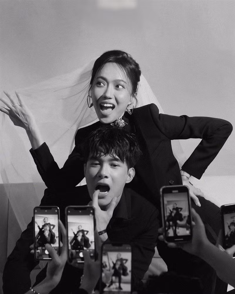 Dân mạng vô cùng tò mò về gia đình của Anh Tú bởi nam diễn viên vốn là một người khá kín tiếng. Trước Diệu Nhi cũng có khá nhiều mỹ nhân showbiz Việt chọn suit để chụp ảnh cưới như Đàm Thu Trang, Pông Chuẩn, Phương Trinh Jolie, á hậu Tú Anh...