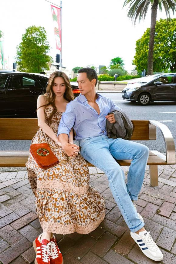 Nhan sắc và thần thái của đôi vợ chồng thực sự gây mê mọi ánh nhìn. Cả hai như sống lại những ngày mới hẹn hò thảnh thơi thăm thú khắp nơi.