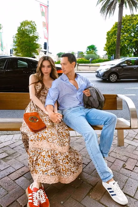 Nhan sắc và thần thái của đôi vợ chồng thực sự gây mê mọi ánh nhìn. Cả hai như sống lại những ngày mới hẹn hò thảnh thơi thăm thú khắp nơi.