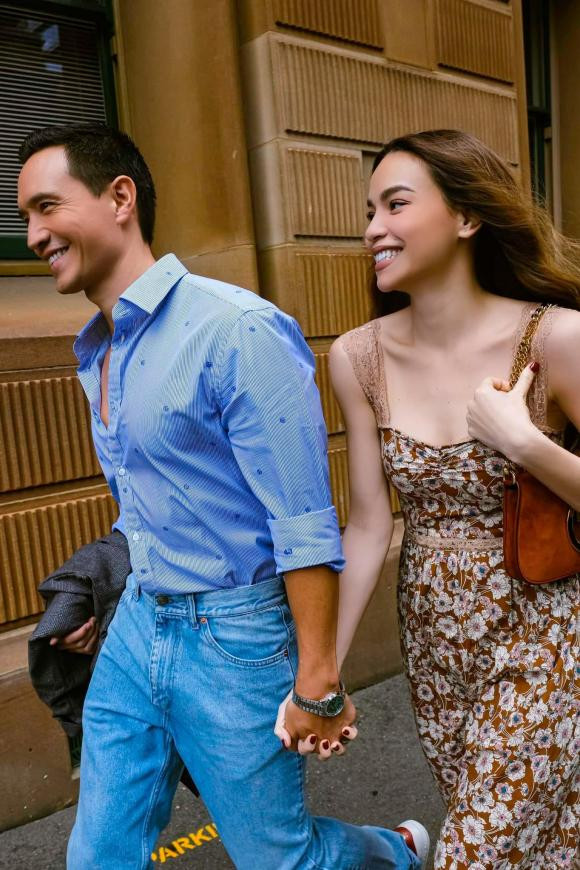 Ít giờ trước, trên trang cá nhân của mình, Hà Hồ đã chia sẻ loạt ảnh lên đồ và nắm tay dạo phố New York cùng Kim Lý. Cả hai ăn diện cực thời trang và sành điệu như những quý ông và quý cô sang chảnh thực thụ với cả cây hàng hiệu đắt đỏ.