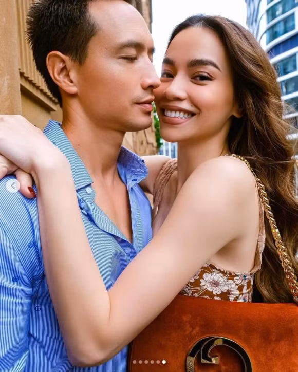 Cả hai tình tứ ngọt ngào như ngày mới hẹn hò yêu đương.