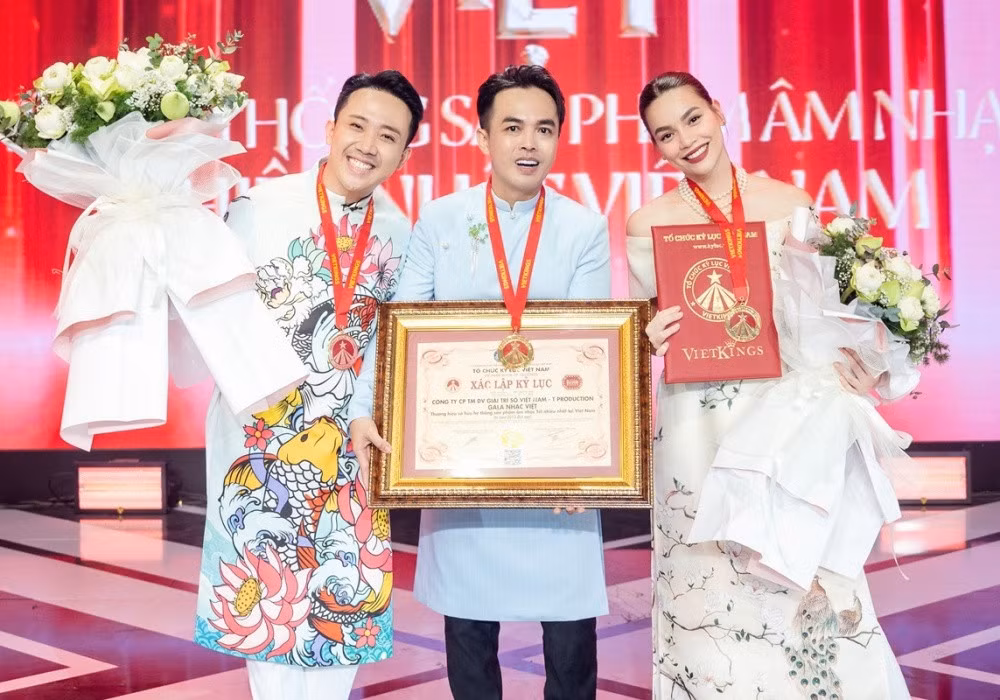 Vu Ha tinh tu ben ba xa, Manh Truong dua vo con ra pho-Hinh-12