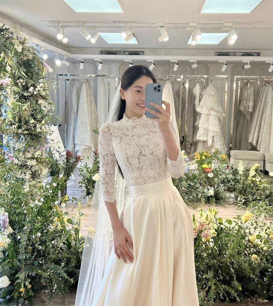 ận cảnh chiếc váy Phương Nga sử dụng khi cưới "tập 2". Hình ảnh thử váy được Á hậu Việt Nam 2018 "nhá hàng" trước đó ít ngày.