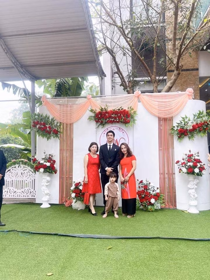 Bình An bảnh bao trong ngày trọng đại.