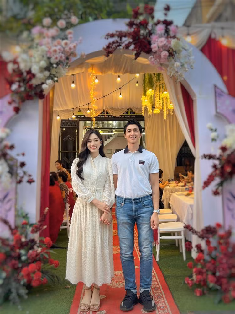 Phương Nga - Bình An tình tứ "check-in" tại nhà, trước khi hôn lễ diễn ra.