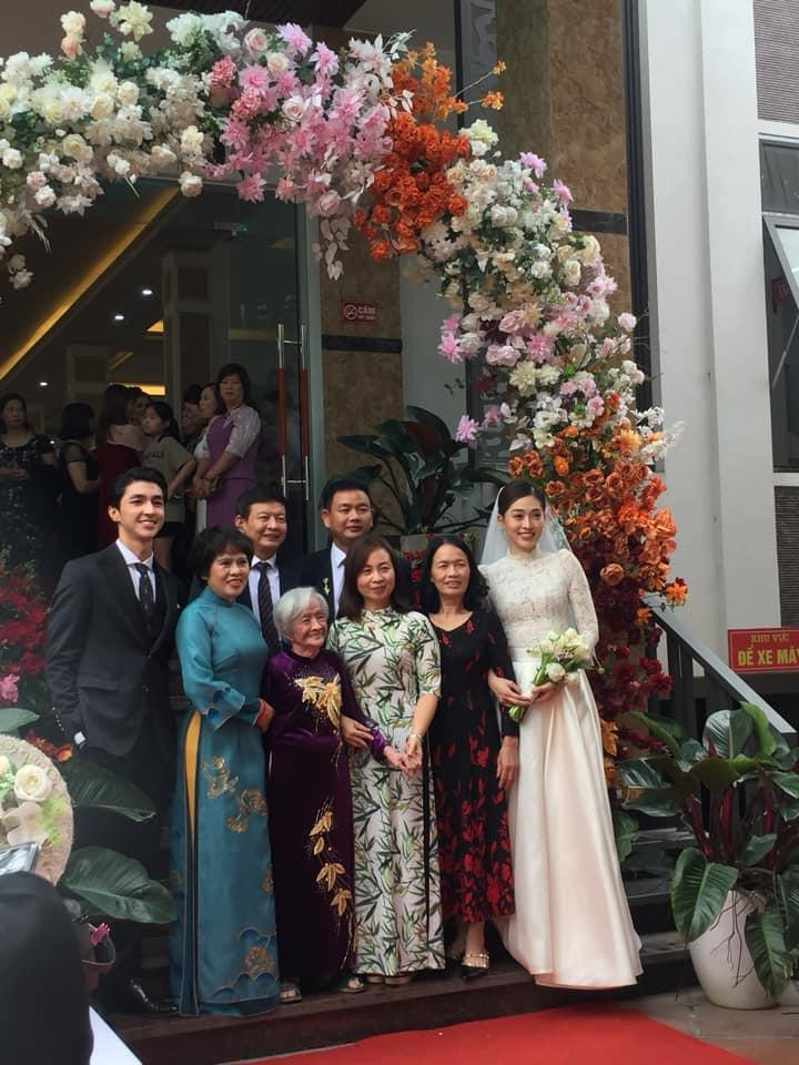 Ngày 30/10, Bình An - Phương Nga tổ chức đám cưới lần 2, tại Thanh Ba, Phú Thọ - quê nhà chú rể. Trong ngày vui, cặp đôi không chia sẻ hình ảnh nào lên mạng xã hội. Cho đến thời điểm hiện tại, chỉ có một số ít hình ảnh cô dâu - chú rể "rò rỉ" từ hôn lễ. Bức ảnh hiếm hoi của Bình An - Phương Nga trong đám cưới lần 2. Trong ảnh, cặp đôi cười rạng rỡ bên người thân.