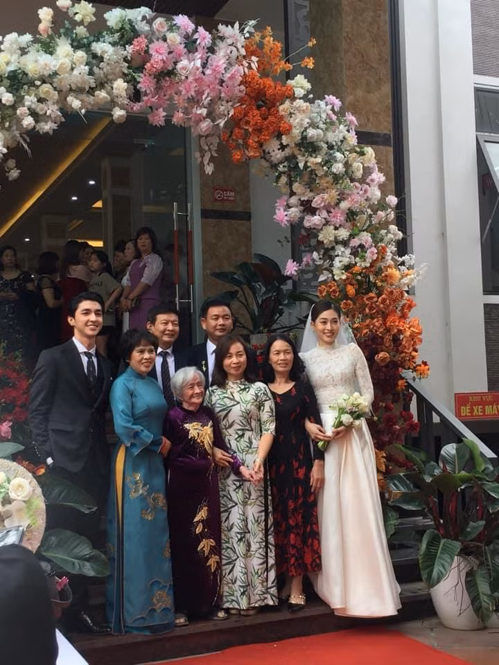 Ngày 30/10, Bình An - Phương Nga tổ chức đám cưới lần 2, tại Thanh Ba, Phú Thọ - quê nhà chú rể. Trong ngày vui, cặp đôi không chia sẻ hình ảnh nào lên mạng xã hội. Cho đến thời điểm hiện tại, chỉ có một số ít hình ảnh cô dâu - chú rể "rò rỉ" từ hôn lễ. Bức ảnh hiếm hoi của Bình An - Phương Nga trong đám cưới lần 2. Trong ảnh, cặp đôi cười rạng rỡ bên người thân.