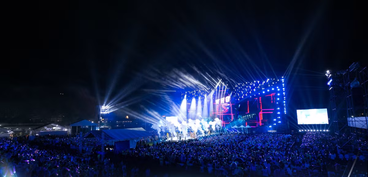 Buc xuc bo tien trieu nhung mat cho ngoi xem Ca si mat na-Hinh-2