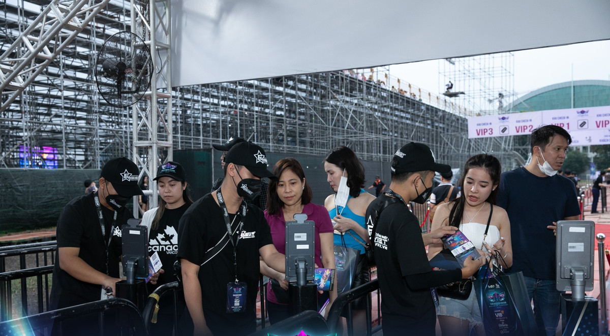 Buc xuc bo tien trieu nhung mat cho ngoi xem Ca si mat na