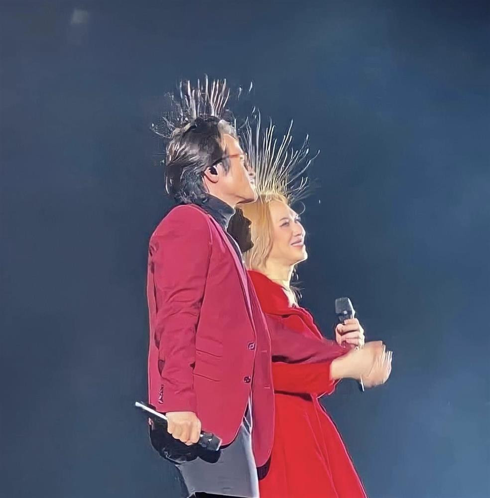 Tối 5/11, Mỹ Tâm khiến gần 30.000 khán giả bùng nổ với 40 bản hit gắn liền với sự nghiệp như Tóc Nâu Môi Trầm, Hát Với Dòng Sông, Cô Gái Đến Từ Hôm Qua, Ước Gì...trong liveshow "Tri Âm" ở sân vận động Mỹ Đình. Ngoài những phút giây thăng hoa cùng âm nhạc hay cảm động với cảnh nữ ca sĩ nhiều lần khóc, quỳ cảm ơn khán giả, loạt fancam còn ghi nhận một sự cố hài hước mà nhiều idol Kpop cũng từng gặp phải. 