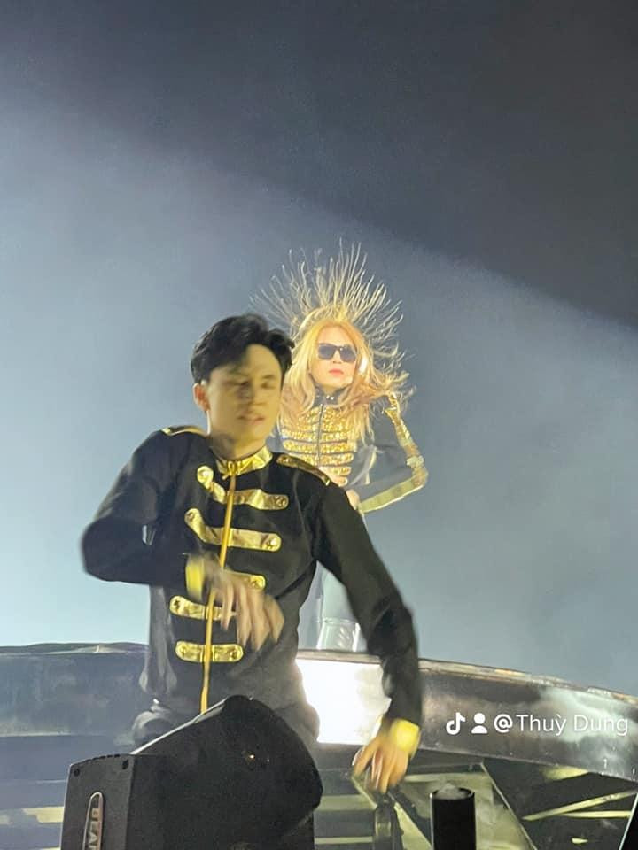 Tích điện (hay tĩnh điện) ở tóc là hiên tượng tóc dính vào quần áo hoặc dựng đứng lên. Tình trạng này thường xảy ra khi mùa đông đến và ở nhiệt độ thấp. Bởi vì, đây là lúc không khí rất khô nên tóc không được cung cấp nhiều độ ẩm. Để hạn chế tình trạng này có thể dưỡng ẩm cho tóc, ưu tiên quần áo có chất liệu tự nhiên, hạn chế chải tóc hay gội đầu quá thường xuyên, sấy tóc ở chế độ mát...