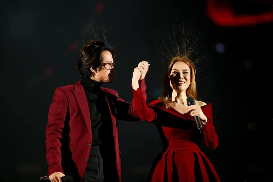 Khoảnh khắc Mỹ Tâm và Hà Anh Tuấn song ca "Đúng Cũng Thành Sai" cùng nhiều cử chỉ thân mật như nắm tay, thơm má nhau bỗng hài hết sức vì mái tóc dựng đứng tua tủa vì tích điện.