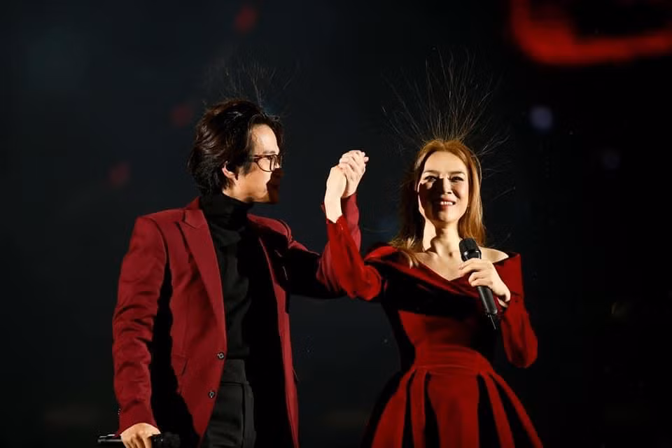 Khoảnh khắc Mỹ Tâm và Hà Anh Tuấn song ca "Đúng Cũng Thành Sai" cùng nhiều cử chỉ thân mật như nắm tay, thơm má nhau bỗng hài hết sức vì mái tóc dựng đứng tua tủa vì tích điện.