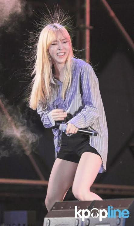 uy nhiên, là nghệ sĩ thì việc thường xuyên gội đầu, tạo kiểu, vuốt keo khiến mái tóc bị khô là điều khó tránh khỏi.