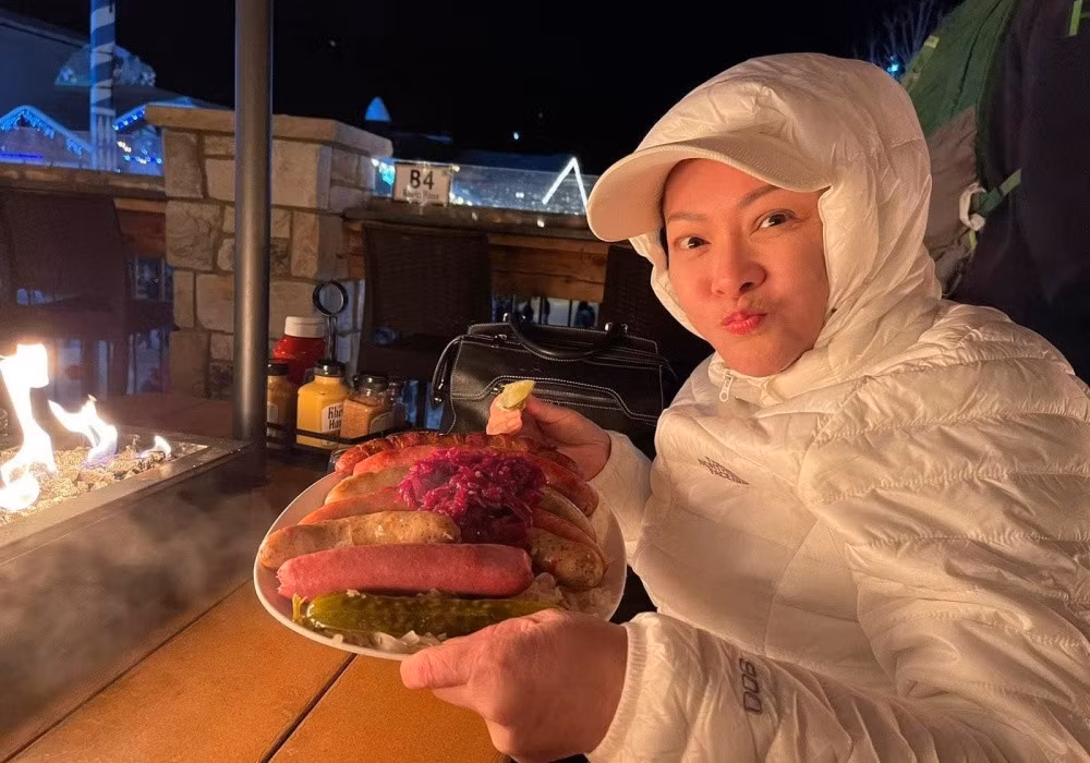 Như Quỳnh hào hứng tổ chức tiệc BBQ bên những người bạn.