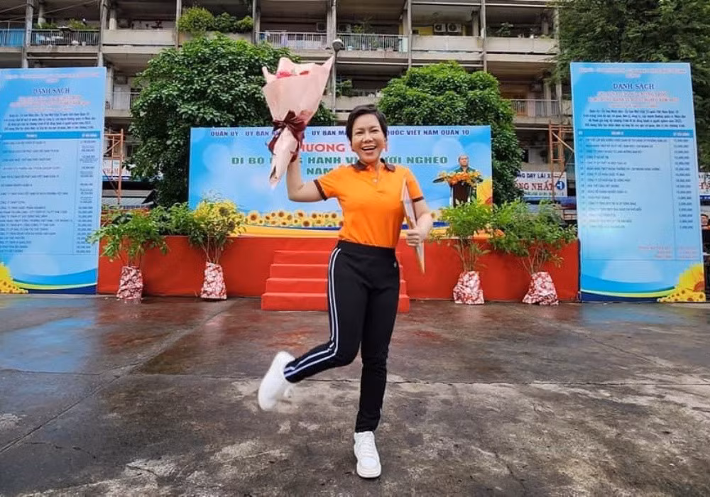 Việt Hương vui vì hoàn thành chương trình thiện nguyện giúp đỡ người nghèo.