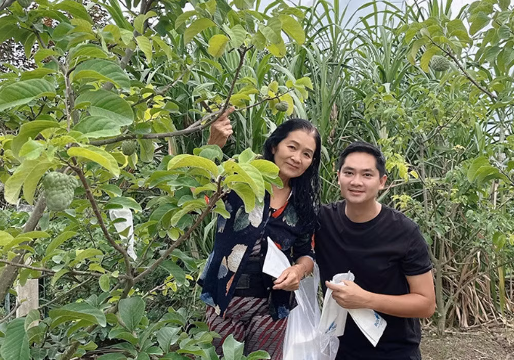 Minh Luân tận hưởng giây phút thảnh thơi khi về quê cùng mẹ chăm vườn.