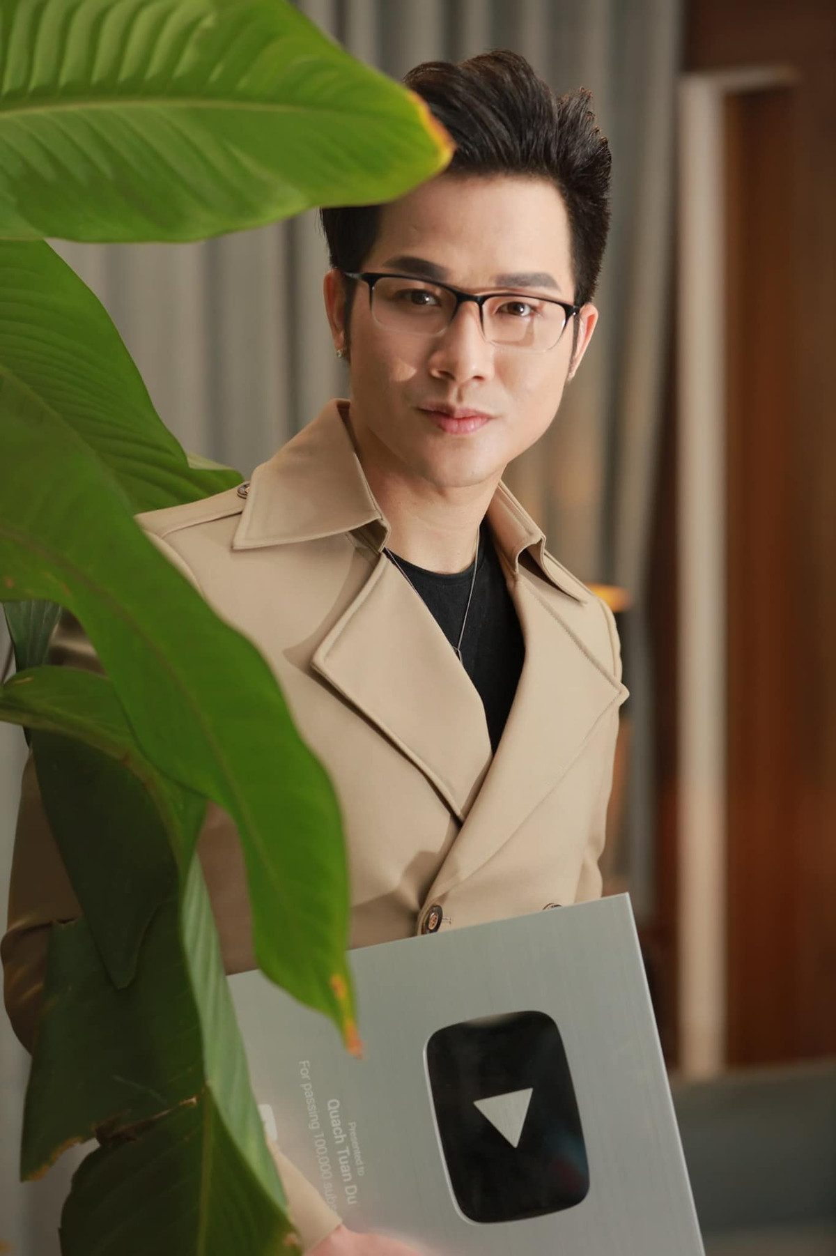 Ca sĩ Quách Tuấn khoe nhận nút Bạc từ YouTube. Anh cho hay mình chỉ biết hát, không giỏi công nghệ.