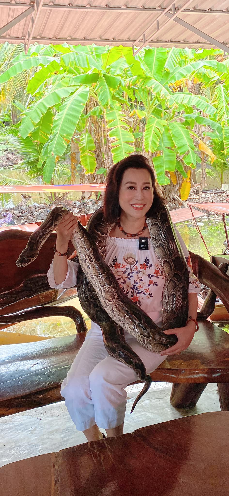 Sao Việt ngày 12/10: Đến Bangkok (Thái Lan), MC Kỳ Duyên tranh thủ đi chùa, chợ nổi, thử những món ngon và chơi một số trò chơi địa phương. "Trò chơi với rắn chỉ mình tôi thử, quay đi quay lại mọi người đã biến đi đâu rất xa", MC U60 kể.