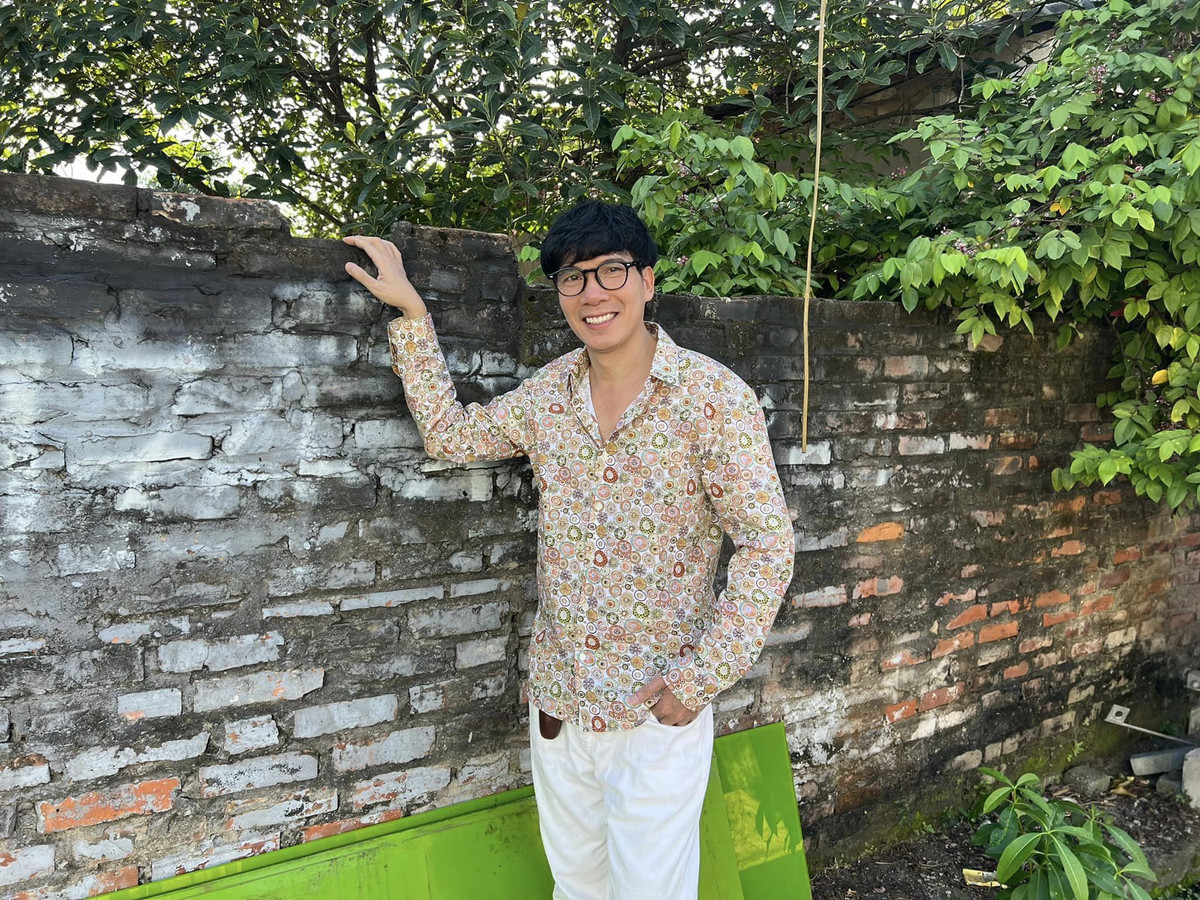 Ca sĩ Hồ Quang 8 thích thú chiếc áo hoa được tặng.