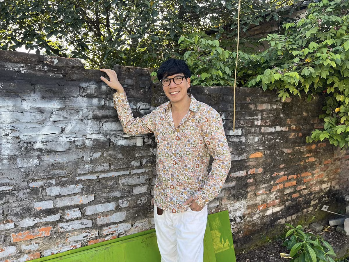 Ca sĩ Hồ Quang 8 thích thú chiếc áo hoa được tặng.