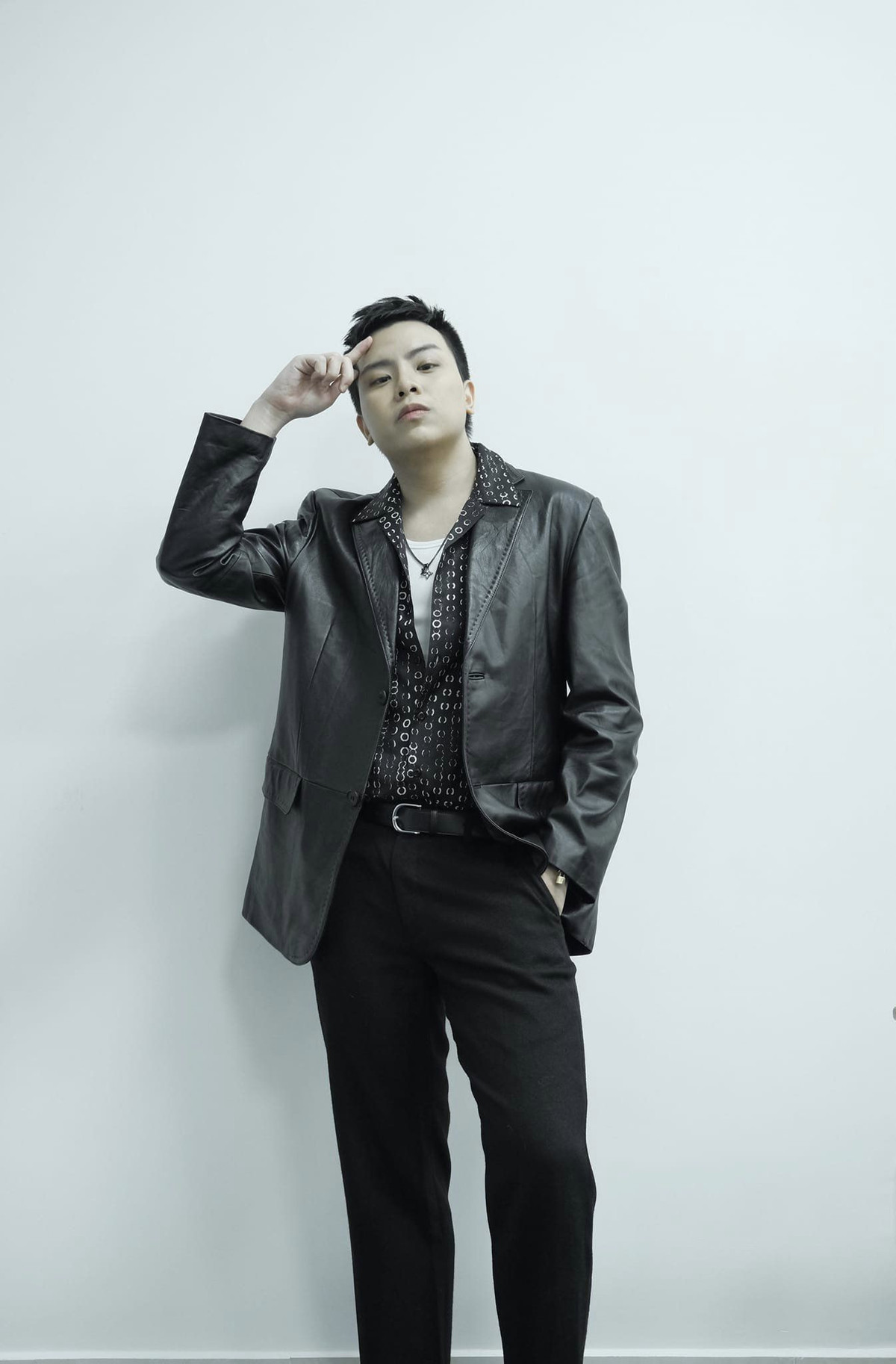 Nhạc sĩ Hứa Kim Tuyền "lên đồ" thanh lịch.