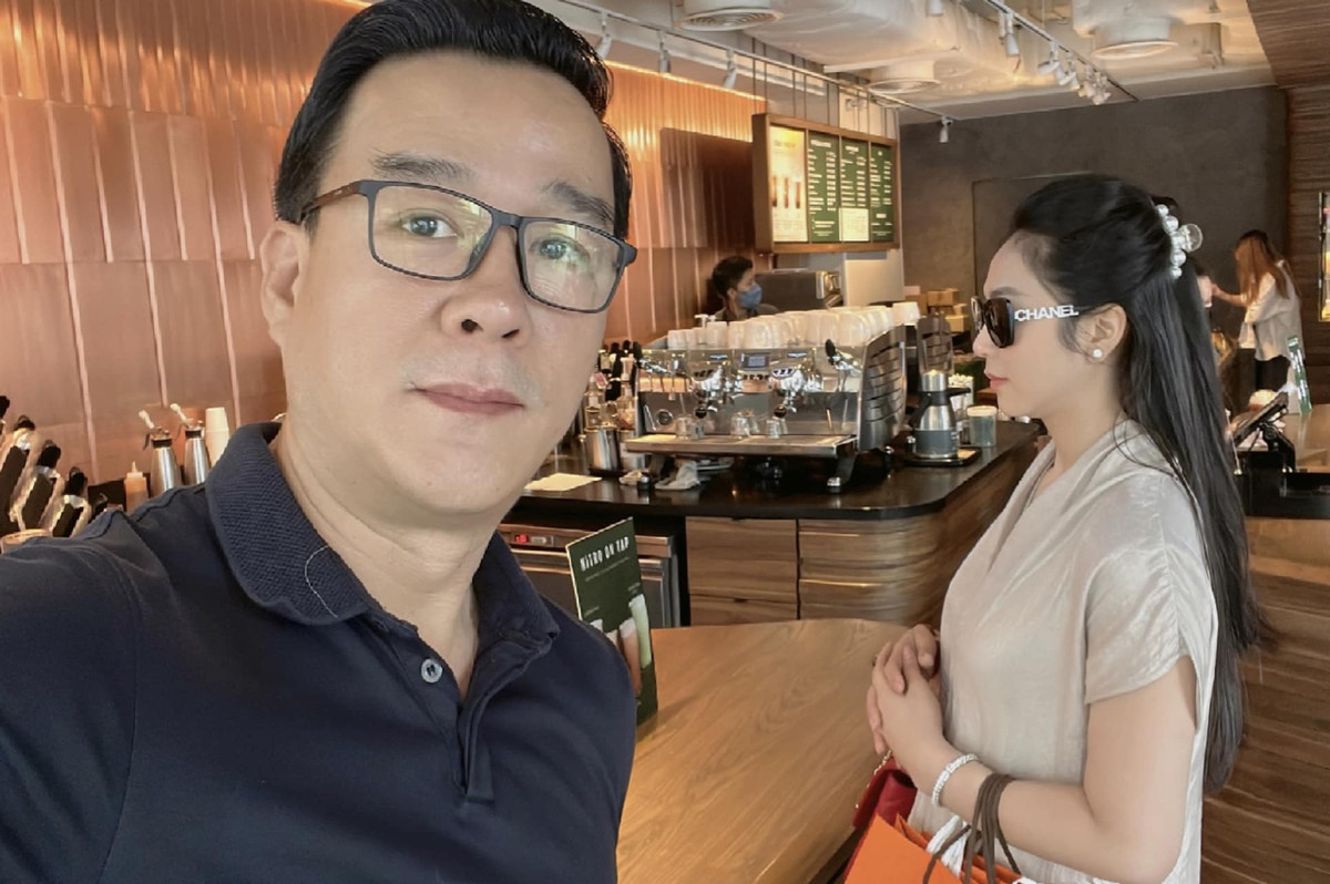 Vợ chồng Hà Thanh Xuân đi uống café. Ông xã ca sĩ - "Vua cá Koi" Thắng Ngô - kể hai vợ chồng uống café mỗi ngày. Nếu anh quen uống café trong nước thì bà xã luôn ghé thương hiệu café nước ngoài.