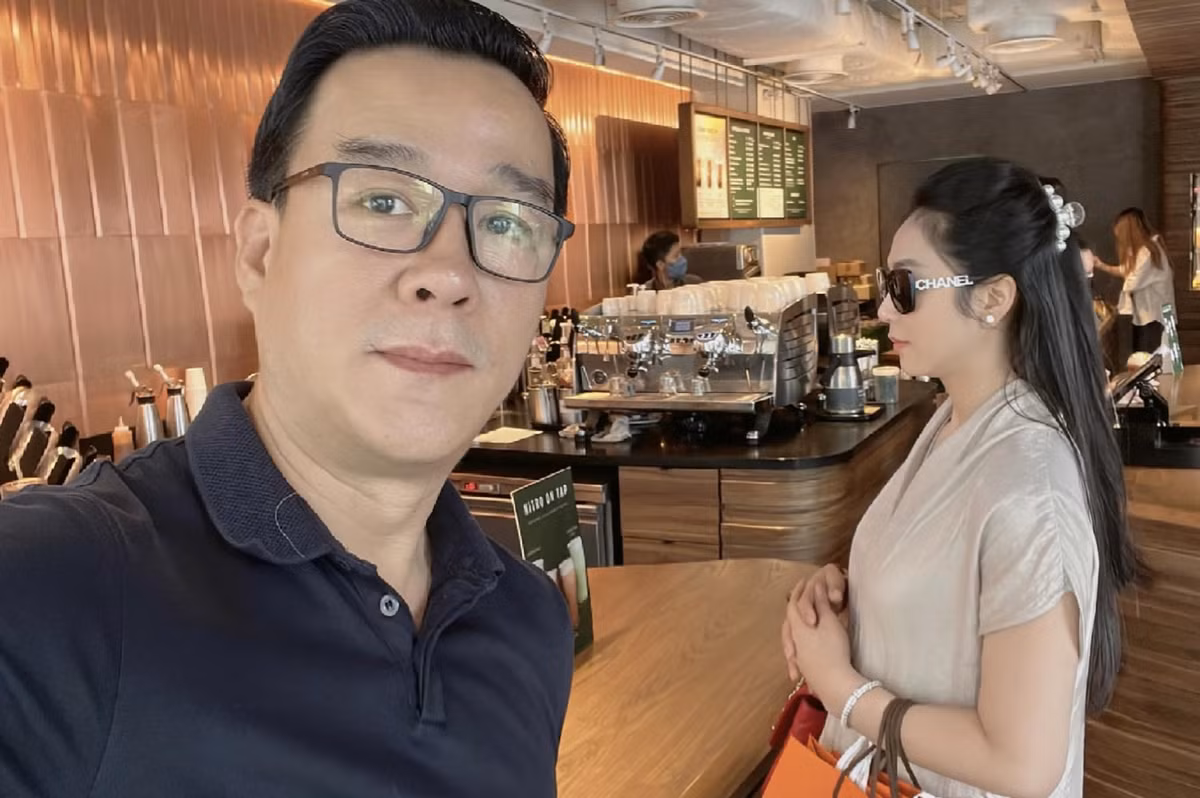 Vợ chồng Hà Thanh Xuân đi uống café. Ông xã ca sĩ - "Vua cá Koi" Thắng Ngô - kể hai vợ chồng uống café mỗi ngày. Nếu anh quen uống café trong nước thì bà xã luôn ghé thương hiệu café nước ngoài.