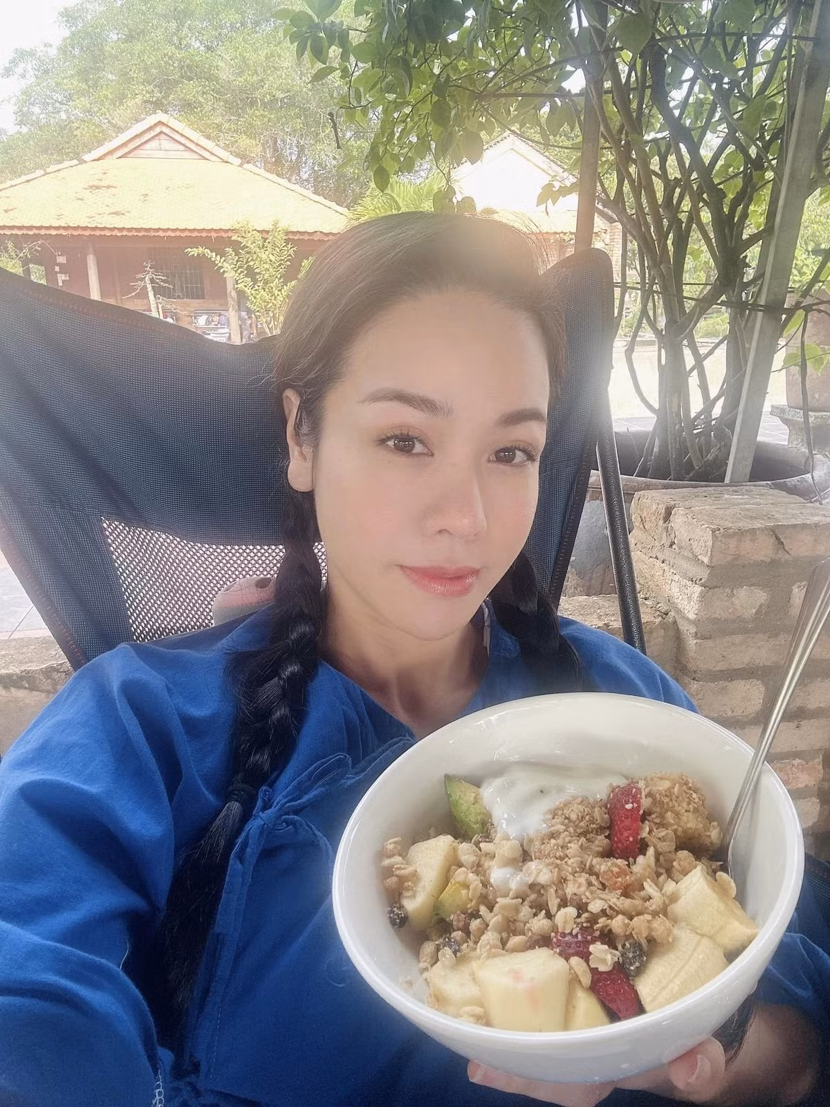 Diễn viên Nhật Kim Anh ăn sáng healthy ở phim trường.