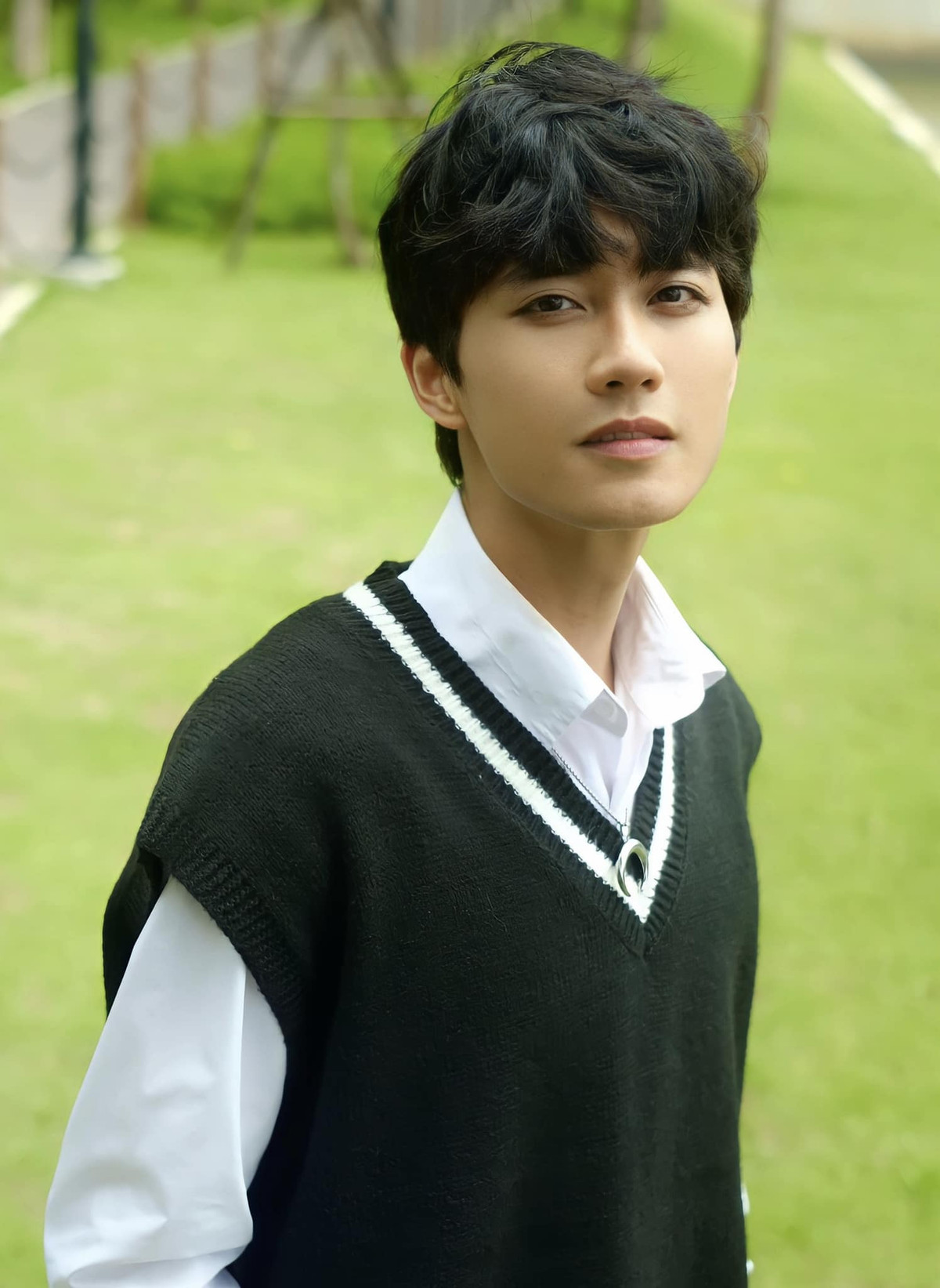 Ca sĩ Avin Lu hóa thành "học sinh ngoan".