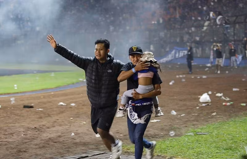 Hang tram nguoi thiet mang vu bao loan bong da Indonesia-Hinh-2