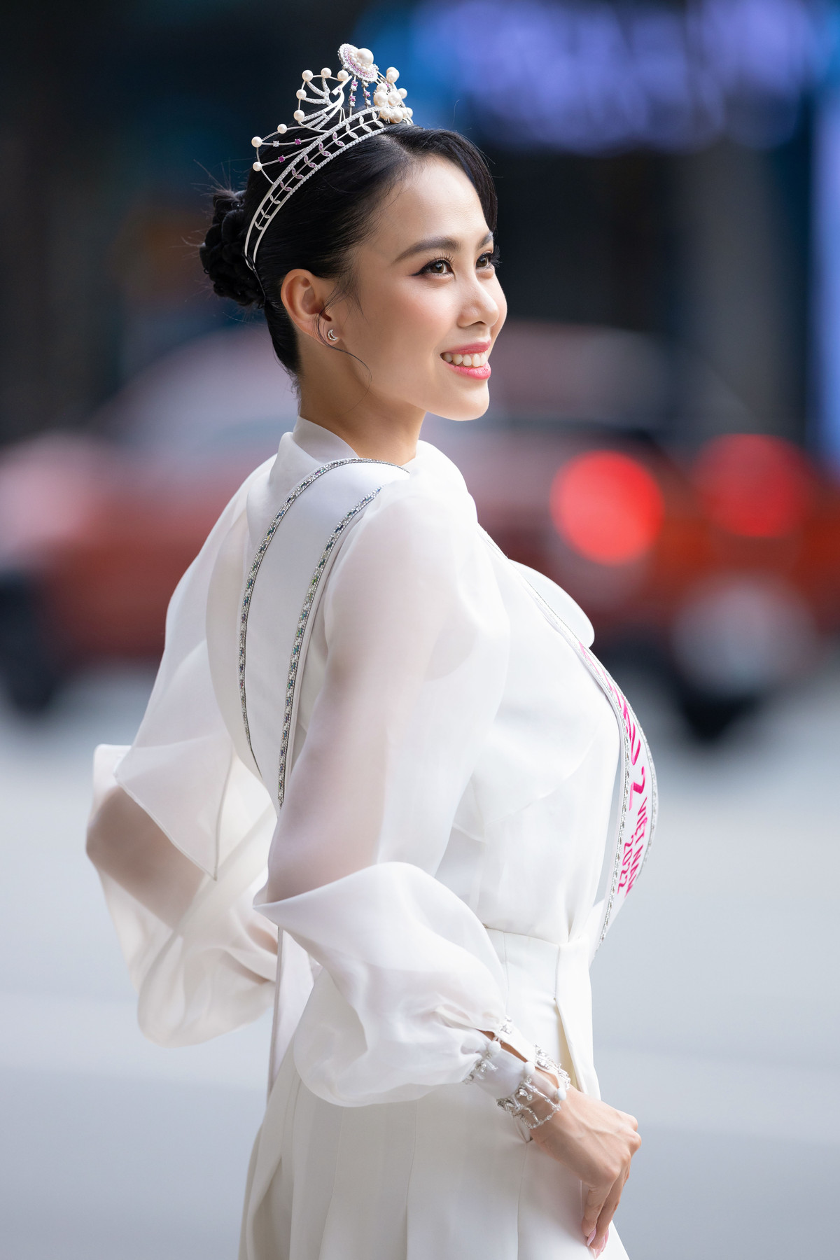 Á hậu 2 Lê Nguyễn Ngọc Hằng thể hiện sự tự tin trước ống kính. Trong top 3 Hoa hậu Việt Nam, Ngọc Hằng hoạt ngôn nhất. Cô ứng biến tốt khi trả lời ứng xử và diễn đạt trôi chảy khi giao tiếp. Bên cạnh sự thông minh, Á hậu còn gây ấn tượng bởi ngoại hình cân đối với chiều cao 1,74 m cùng số đo ba vòng 85-60-89 cm.