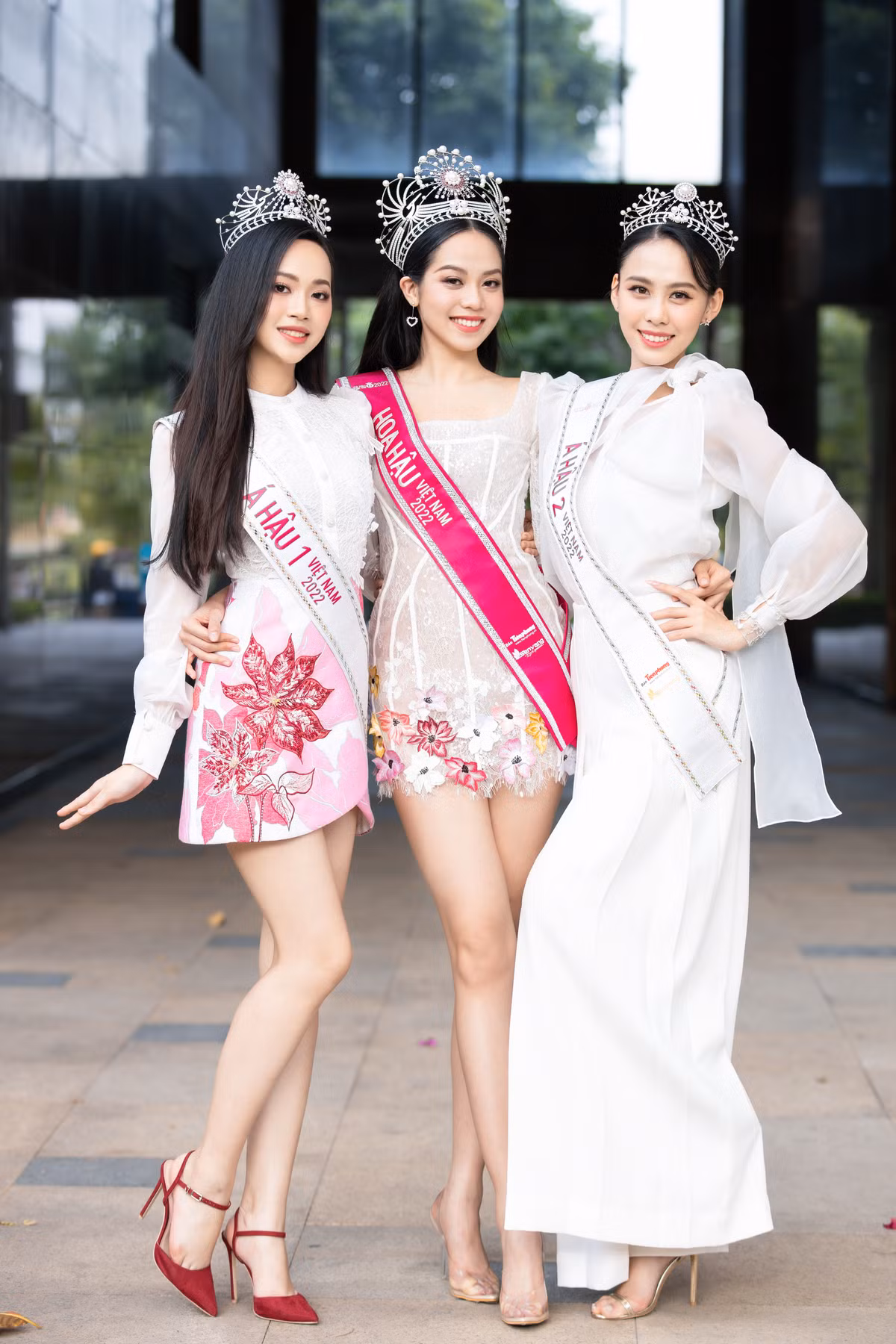 Á hậu Ngọc Hằng nói chơi thân thiết với Á hậu Thùy Linh. Trong quá trình thi Hoa hậu Việt Nam, cả hai có nhiều kỷ niệm cùng nhau. Ấn tượng của Ngọc Hằng về Thùy Linh là vẻ ngoài xinh xắn, dễ mến, nhưng ngại ăn đêm vì sợ béo.