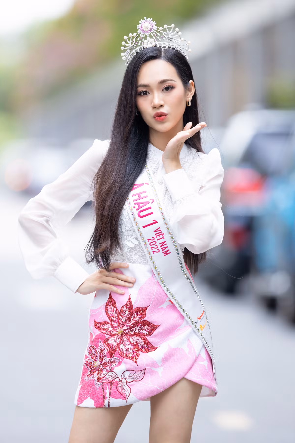 Á hậu Trịnh Thùy Linh diện áo sơ mi cách điệu phối cùng chân váy thêu hoa tỉ mỉ. Đây cũng là phong cách đời thường người đẹp Thanh Hóa theo đuổi - ngọt ngào và nữ tính. Chia sẻ với Zing, Thùy Linh nói cô cực kỳ hạnh phúc khi giành ngôi vị Á hậu 1, cô hứa sẽ cố gắng hoàn thành tốt sứ mệnh của mình.