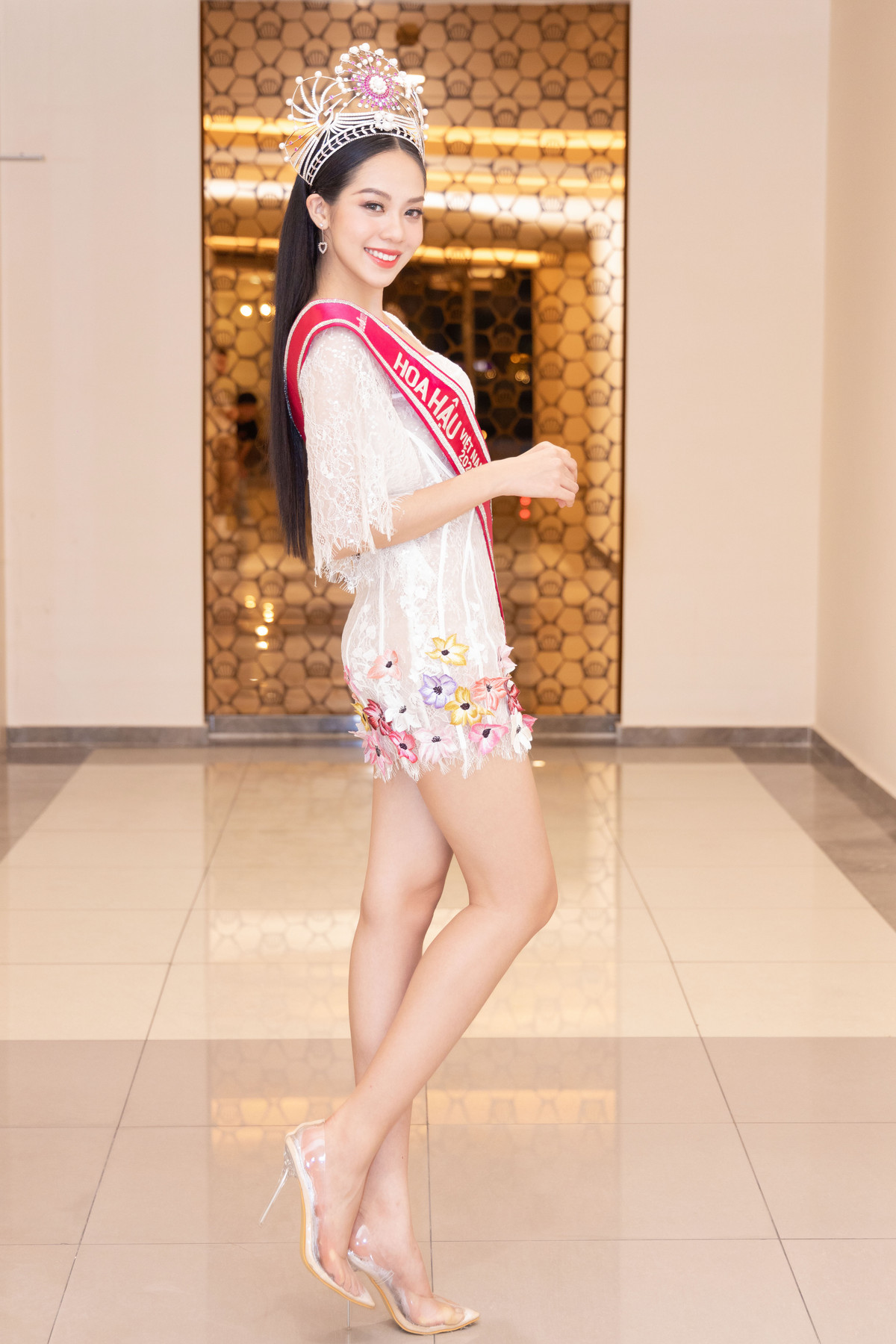 Đôi chân dài, thẳng tắp của Hoa hậu Thanh Thủy được khoe trọn trong bộ váy ngắn.