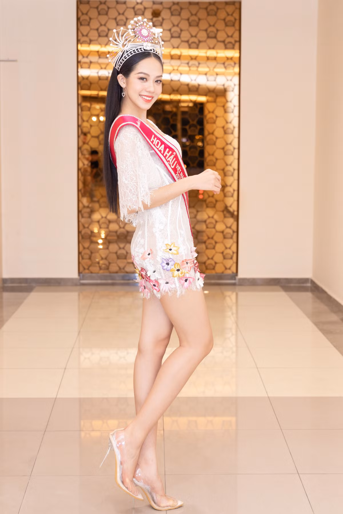 Đôi chân dài, thẳng tắp của Hoa hậu Thanh Thủy được khoe trọn trong bộ váy ngắn.