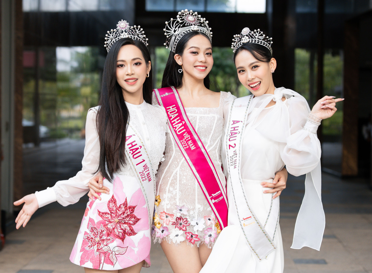 Hoa hậu Việt Nam là cuộc thi thứ 2 Ngọc Hằng tham gia (cô từng vào top 10 Miss World Vietnam 2022), nhưng là sân chơi hoàn toàn mới đối với Thanh Thủy và Thùy Linh. Do đó, Ngọc Hằng có kinh nghiệm hơn trong việc tạo dáng, kiểm soát hình thể trước ống kính.