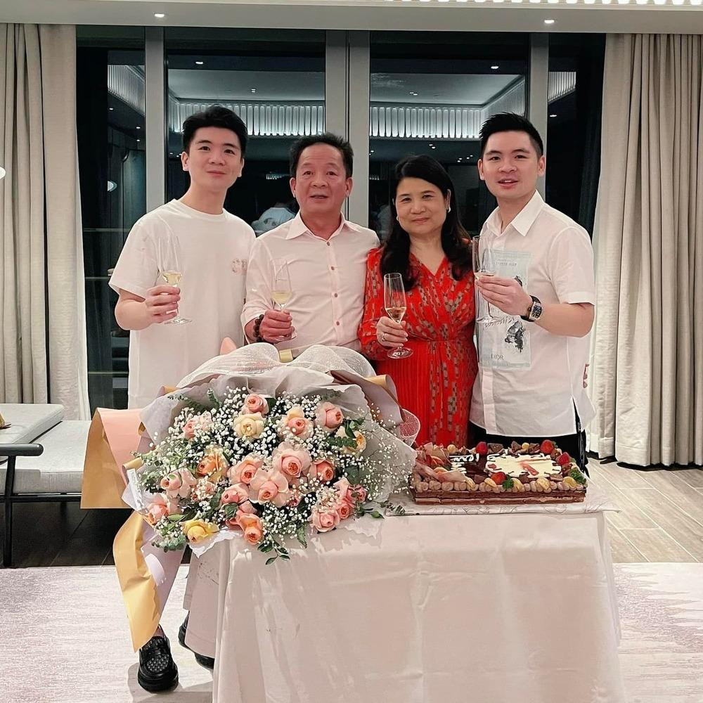 ù một vài năm qua, Đỗ Mỹ Linh đã thành tay chơi hàng hiệu khi sưu tập được nhiều đồng hồ đắt đỏ nhưng "gia tài" của cô chắc hẳn vẫn chưa nhằm nhò gì so với ông xã thiếu gia Đỗ Vinh Quang.