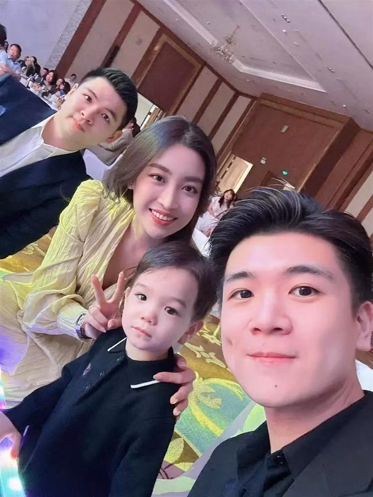 Từ một Hoa hậu kín tiếng trong đời tư, Đỗ Mỹ Linh bỗng chốc thành tâm điểm sau khi công khai chuyện tình cảm với con trai Bầu Hiển. Sau đám cưới rình rang này, cô còn gây chú ý với khoảnh khắc vui vẻ bên chồng và anh chồng - thiếu gia Đỗ Quang Vinh. Bên cạnh tình cảm gắn bó của nàng Hậu với nhà chồng, nhiều netizen tinh mắt nhanh chóng nhận ra, đây là lần đầu tiên người đẹp trưng diện món phụ kiện mới toanh, mức giá thì khiến nhiều người "choáng" nặng.