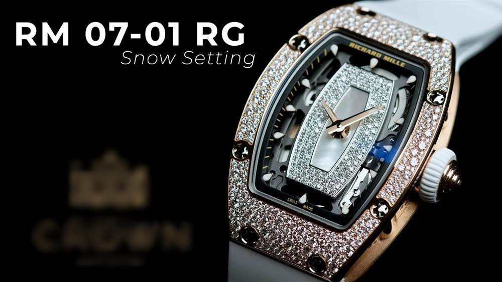 ây là chiếc Richald Mille 07-01 Snow Setting, giá xấp xỉ 7 tỷ đồng. Đỗ Mỹ Linh từng bị một người anh thân quen trong làng mốt gọi đùa là "Hoa hậu nghèo nhất Việt Nam". Thế nhưng với món hàng hiệu này thì xem ra danh xưng trên đã tan tành mây khói.