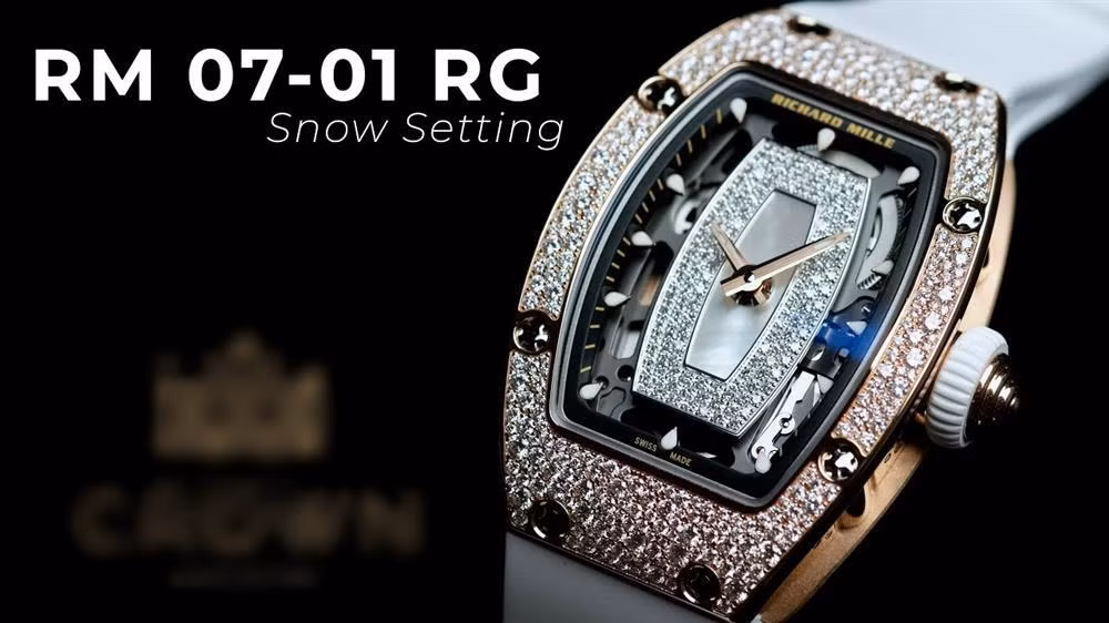 Đây là chiếc Richald Mille 07-01 Snow Setting, giá xấp xỉ 7 tỷ đồng. Đỗ Mỹ Linh từng bị một người anh thân quen trong làng mốt gọi đùa là "Hoa hậu nghèo nhất Việt Nam". Thế nhưng với món hàng hiệu này thì xem ra danh xưng trên đã tan tành mây khói.