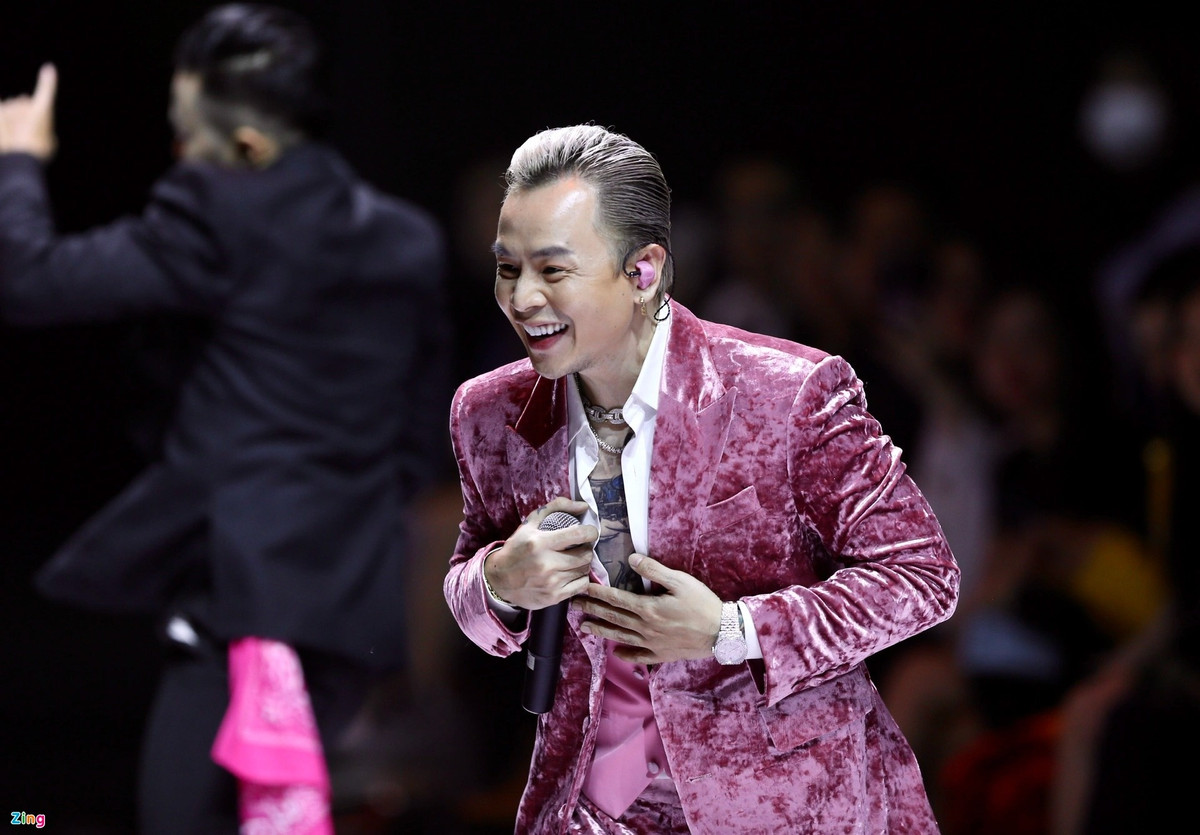 Tại một show thời trang vào cuối năm 2020, Binz và Châu Bùi cùng tham gia. Trong lúc trình diễn, Binz gây chú ý khi tiến gần về hàng ghế của nữ fashionista và chạm tay, thể hiện tình cảm. Châu Bùi cũng tỏ ra rất hào hứng khi theo dõi phần hát của nam rapper. Cô liên tục hướng mắt lên sân khấu, nhún nhảy theo nhạc.