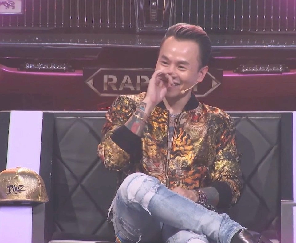 Khi Binz ngồi ghế huấn luyện viên chương trình Rap Việt, Yuno Bigboi từng đưa câu nói trên vào một bài thi. Lúc ấy, Karik nhận xét: "Anh thấy hợp lý khi em về đội Binz, gu châu Á về với gu Châu Bùi là đúng rồi". Trước lời ám chỉ của đồng nghiệp, Binz chỉ cười ngượng.