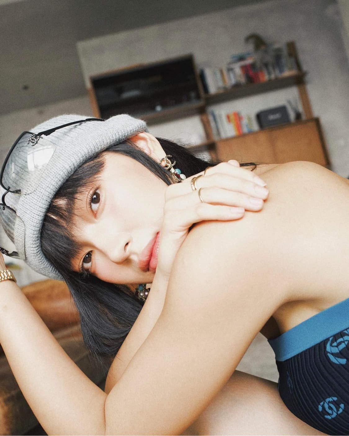 Fashionista sinh năm 1997 cho biết không quan tâm chuyện một chàng trai quen biết bao nhiêu cô gái trong quá khứ. Đối với cô, đó không phải vấn đề. "Trên con đường của chúng ta, sẽ có những người gắn chặt với một người cho đến khi thấy không phù hợp nữa. Nhưng ngược lại, có những người phải trải qua nhiều mối tình để có thêm kinh nghiệm và biết trân trọng mối quan hệ hiện tại. Có lẽ ông trời khiến họ phải như thế", người đẹp nói.