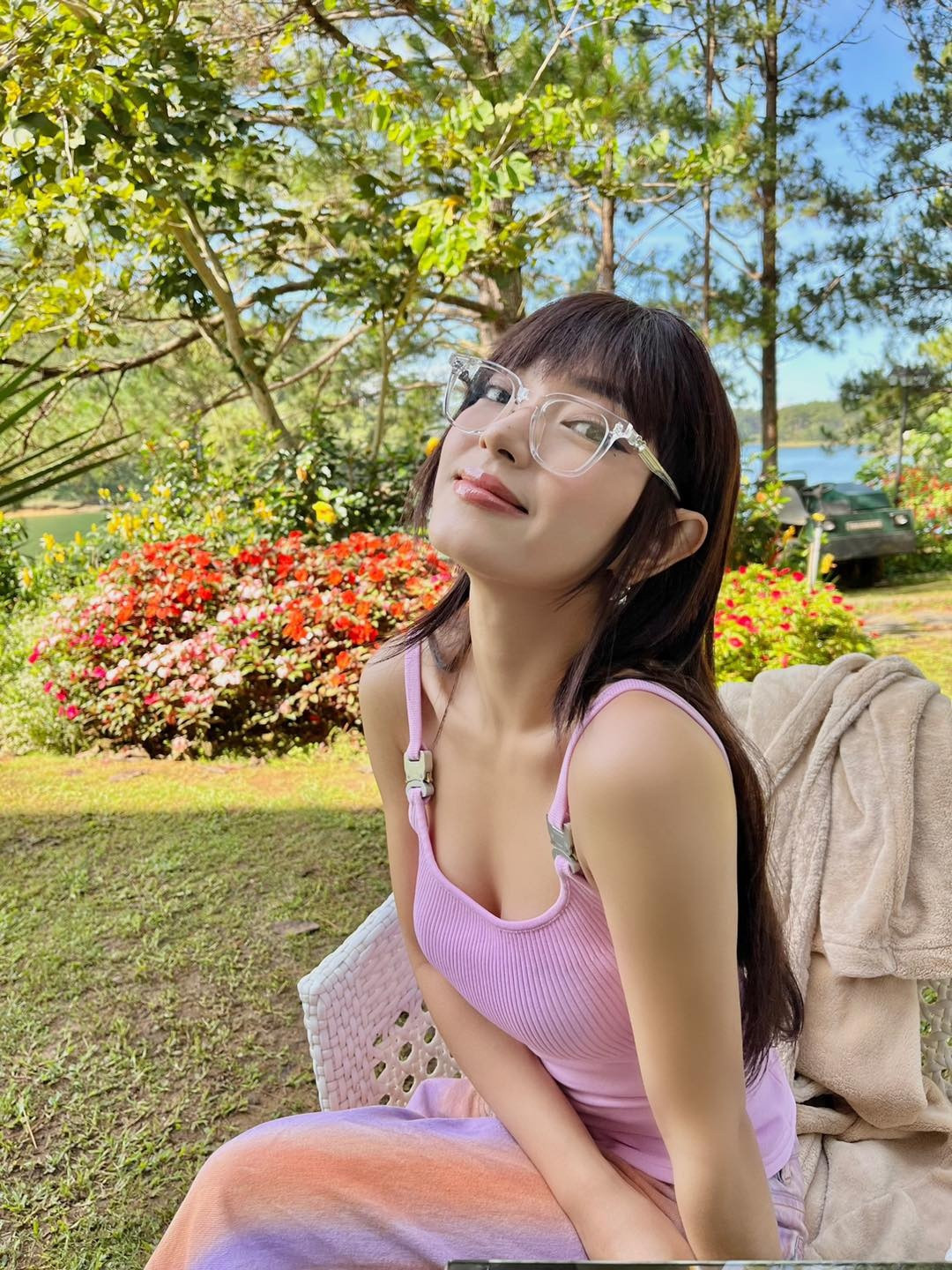 Trong đêm nhạc 12/11 tại TP.HCM, Binz một lần nữa khẳng định tình yêu khi hát Sao cũng được tặng nửa kia. Ở phía khán đài, Châu Bùi đưa tay làm biểu tượng trái tim và hôn gió. Theo thông tin hậu trường, Châu Bùi còn viết lời nhắn bằng tiếng Anh cho Binz trước khi chương trình bắt đầu với nội dung: "Bạn gái của anh đang theo dõi anh. Em yêu anh".